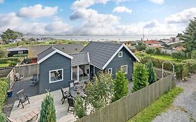 Skøn feriebolig med havudsigt i naturskønt område